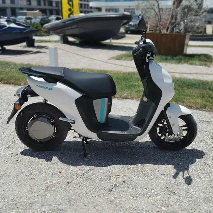 scuter yamaha neos alb
